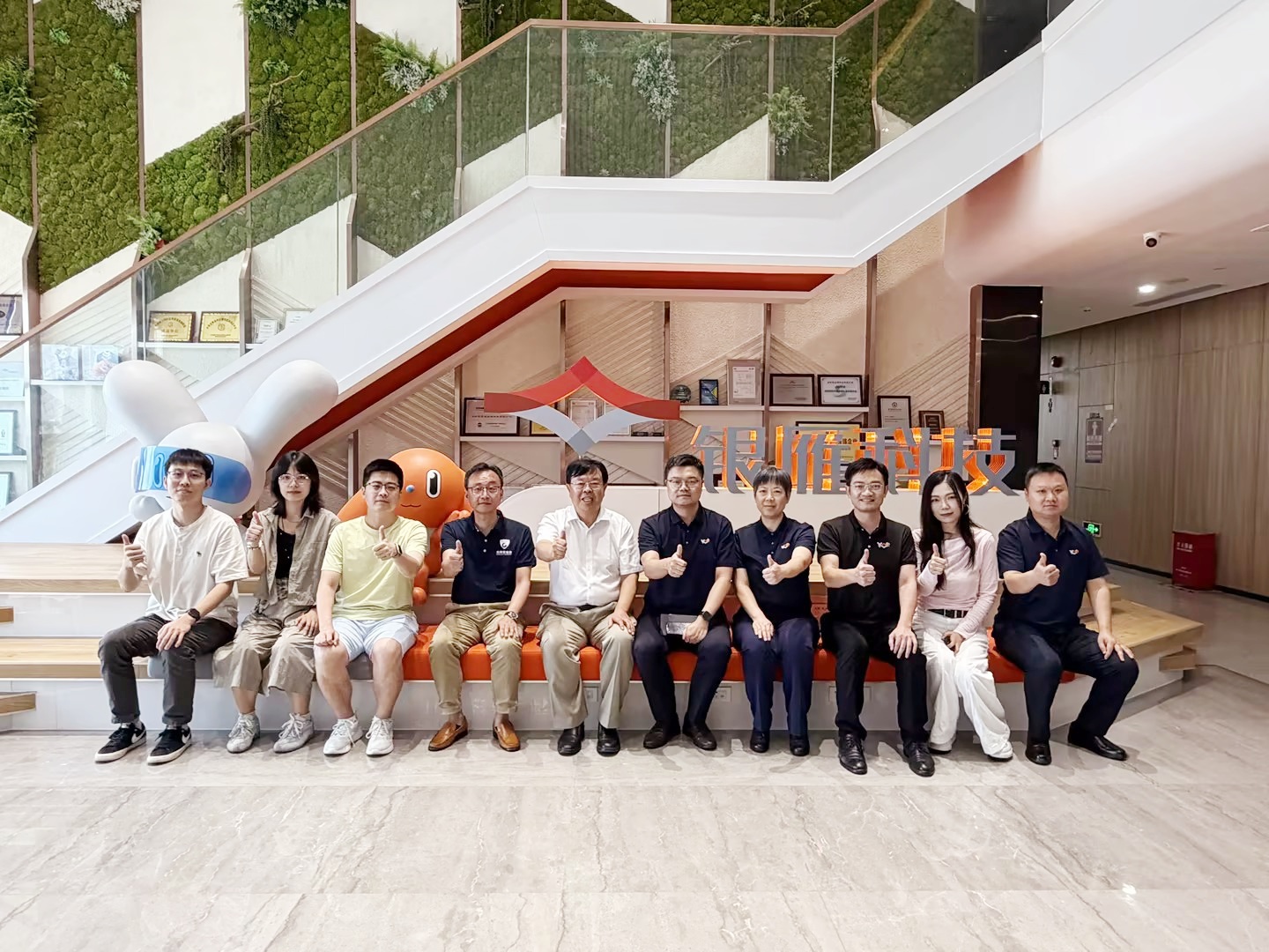 fengmianhe1guangmingshiyanshizhuanjiatuanduidaofangyinyankejidongshichangqiyanbingchuxichanxueyanzuotan.jpg